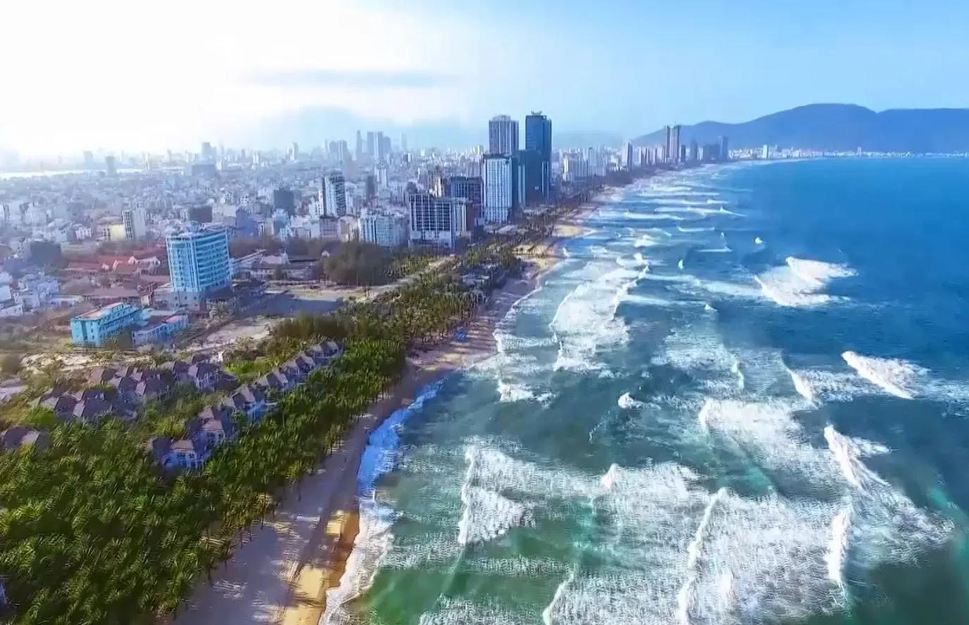 Ngắm nhìn vẻ đẹp của bãi biển Mỹ Khê Đà Nẵng từ trên cao