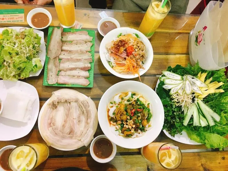 Thưởng thức món bánh tráng cuốn thịt heo ngon quên lối về