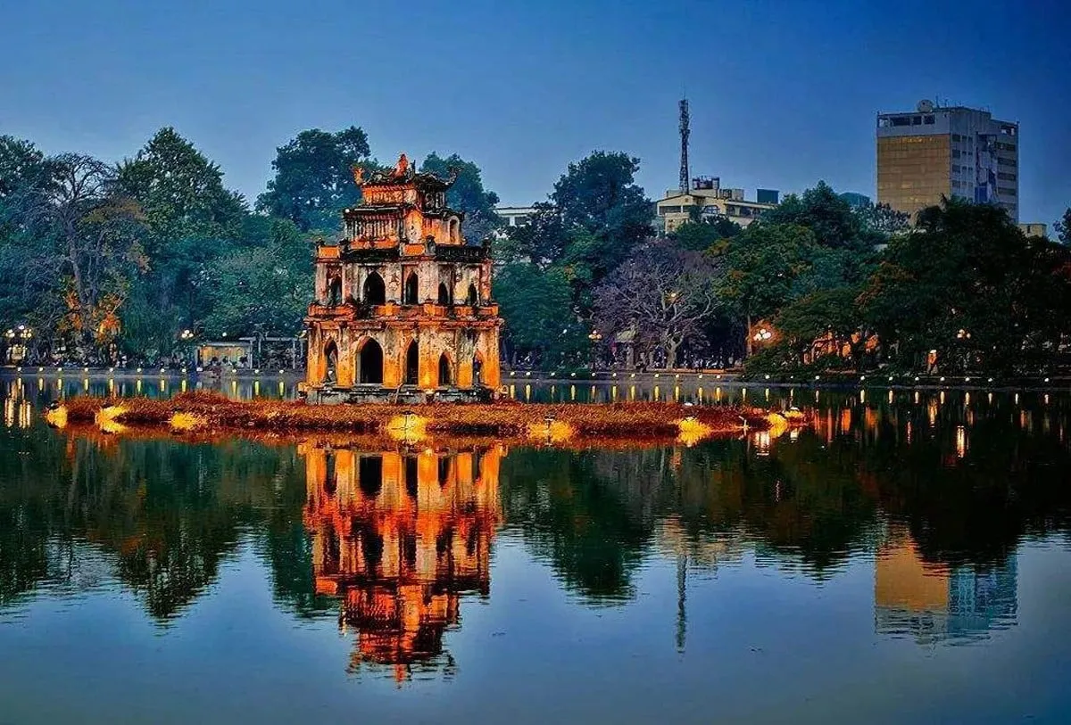 Khung cảnh hồ Gươm đẹp thơ mộng và cổ kính