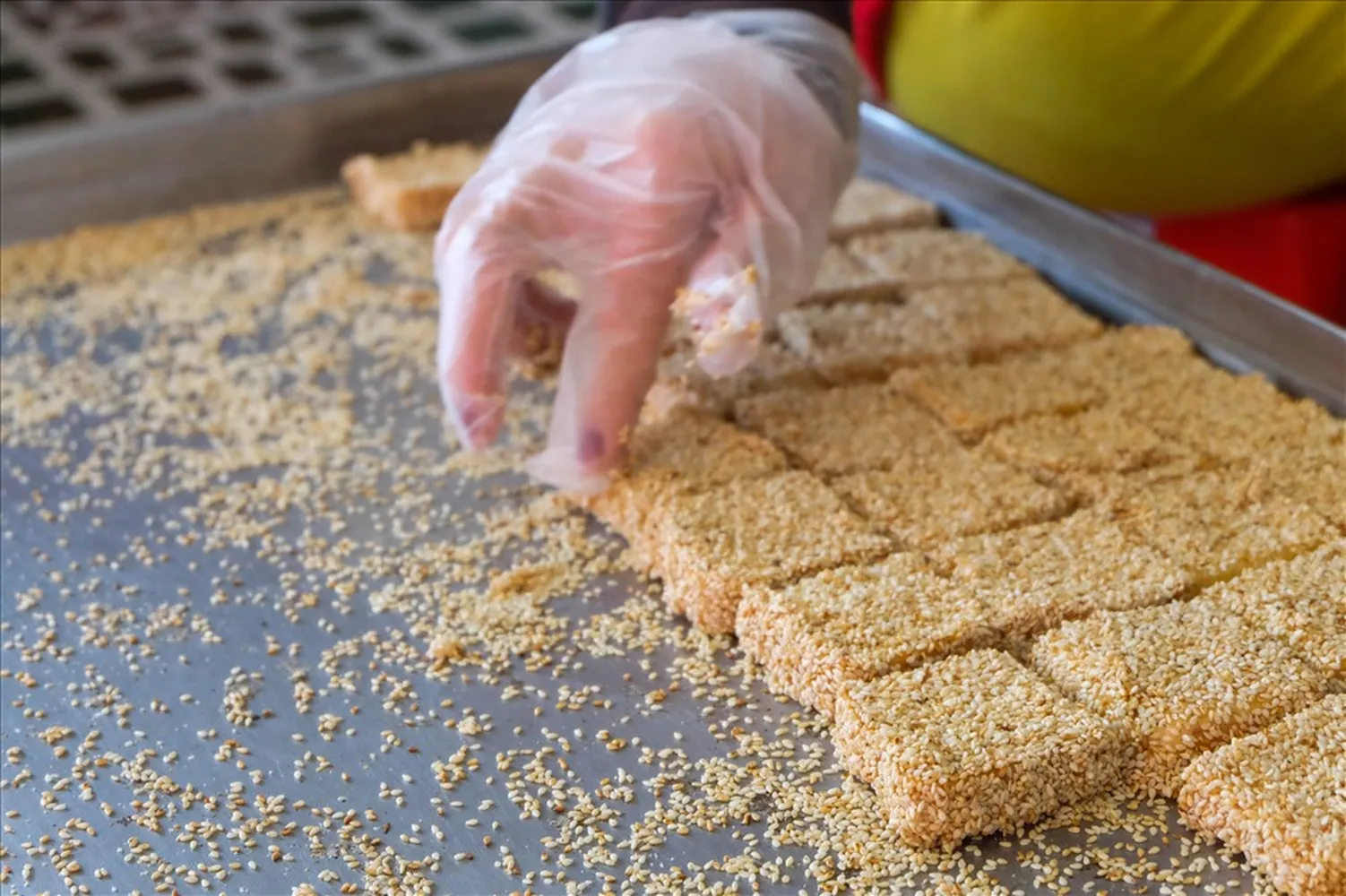 Bánh khô mè Cẩm Lệ mang hương vị dân dã nhưng lại rất lôi cuốn